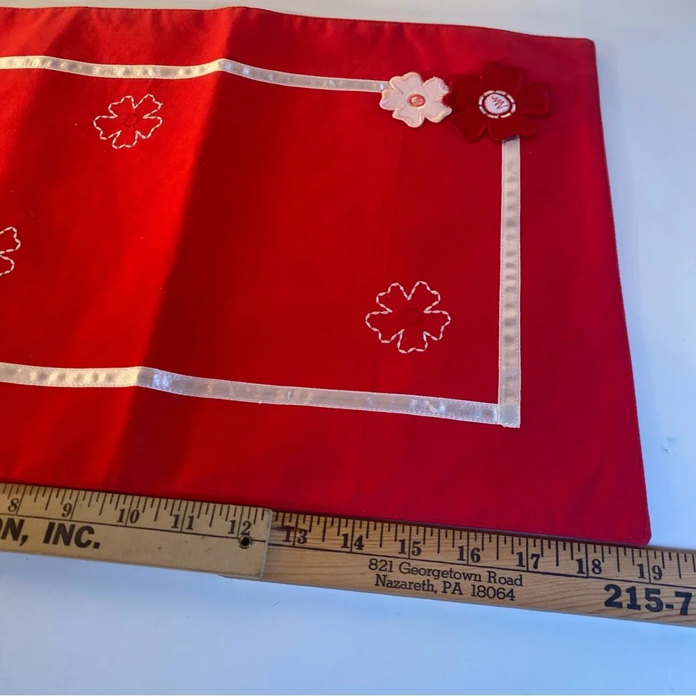 Set Of 2 Home Studio Flower Appliqué Flowers White Ribbon Border Red Placemats